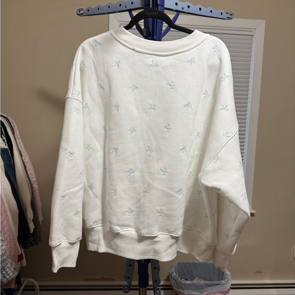 NWOT Arula Size 0X White with embroidered blue bows Crew neck sweatshirt - Picture 4 of 5